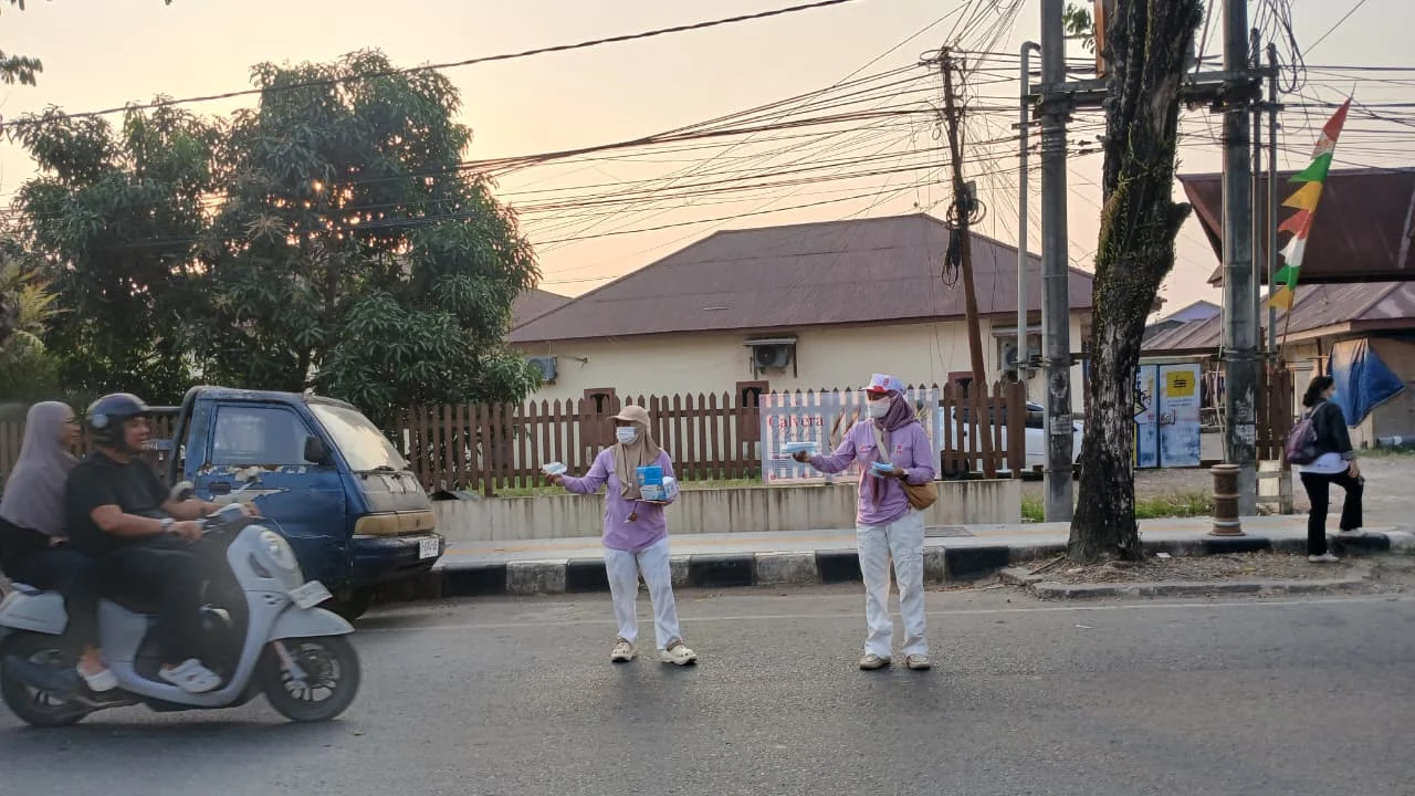 Warga RT 12 Kelurahan Karang Ambun bagi-bagi masker, Rabu (19/8/2026) sore.