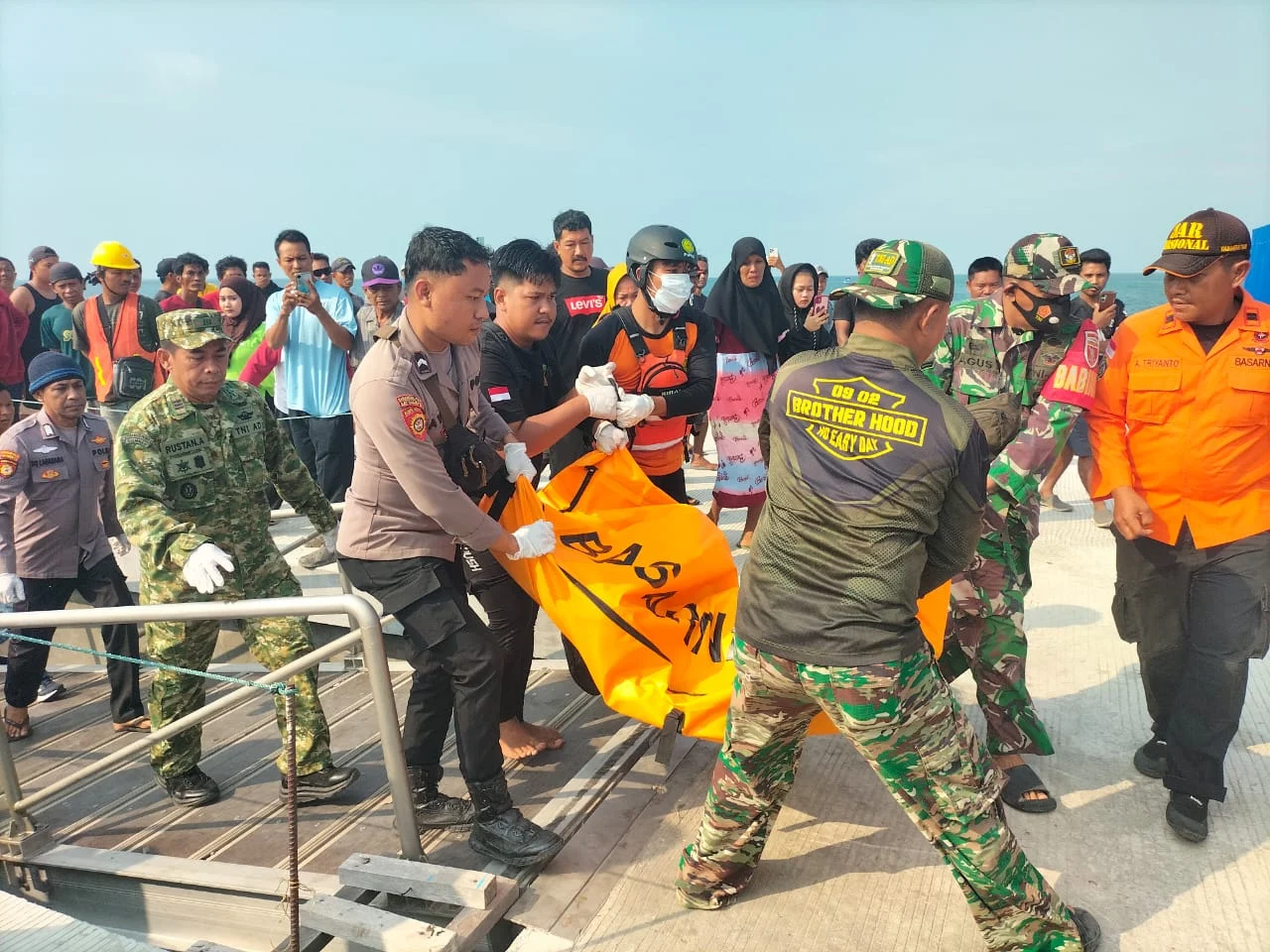 Proses evakuasi nelayan asal Kampung Tanjung Batu, Kecamatan Pulau Derawan, yang ditemukan meninggal dunia, Kamis (20/8/2026) pagi sekitar pukul 08.00 WITA.