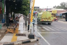 DLHK Berau Intensifkan Penyiraman Jalan Berdebu, Area Sekolah Jadi Prioritas