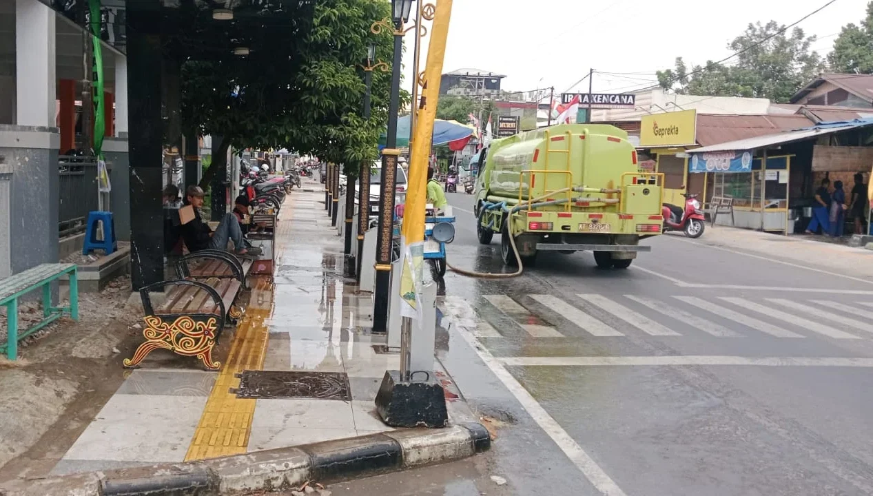 DLHK Berau Intensifkan Penyiraman Jalan Berdebu, Area Sekolah Jadi Prioritas