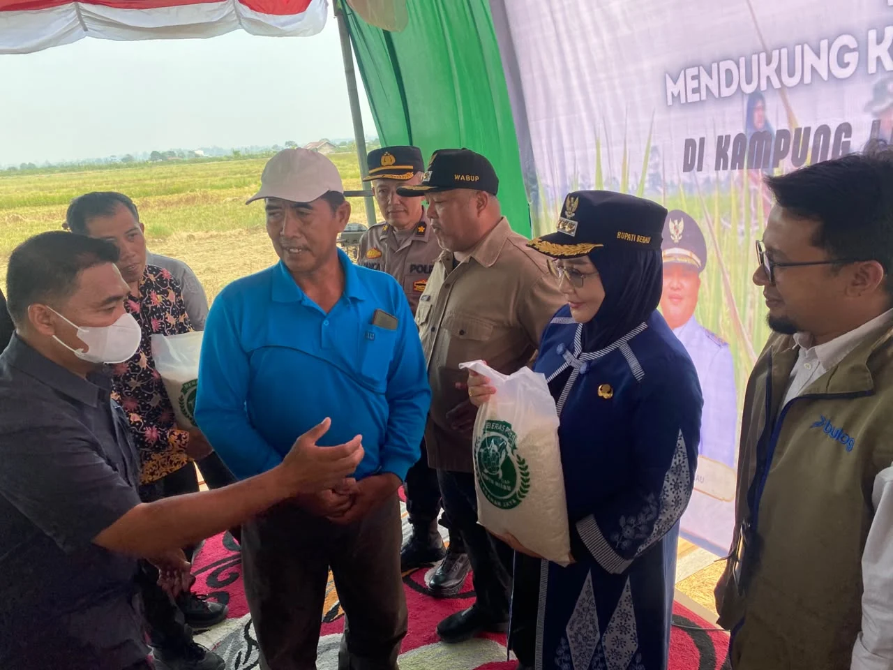 Bupati Berau Sri Juniarsih saat menghadiri syukuran panen padi di Kampung Labanan Jaya, Kamis (20/8/2026). (Diva/BT)