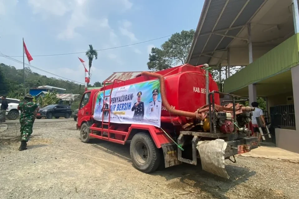 Aksi Cepat Forkopimcam Gunung Tabur Salurkan Bantuan Air Bersih Bagi Warga Terdampak Kemarau