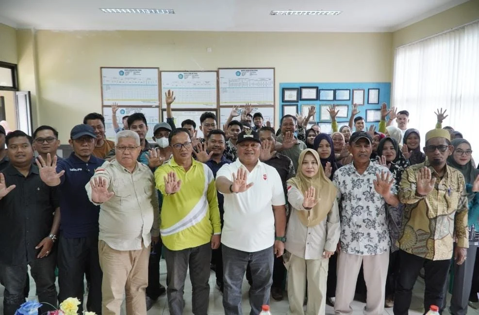 Wakil Bupati Berau, Gamalis, bersama para aparatur kampung di Kecamatan Pulau Derawan usai ikuti tes urine. (Dok. Prokopim)