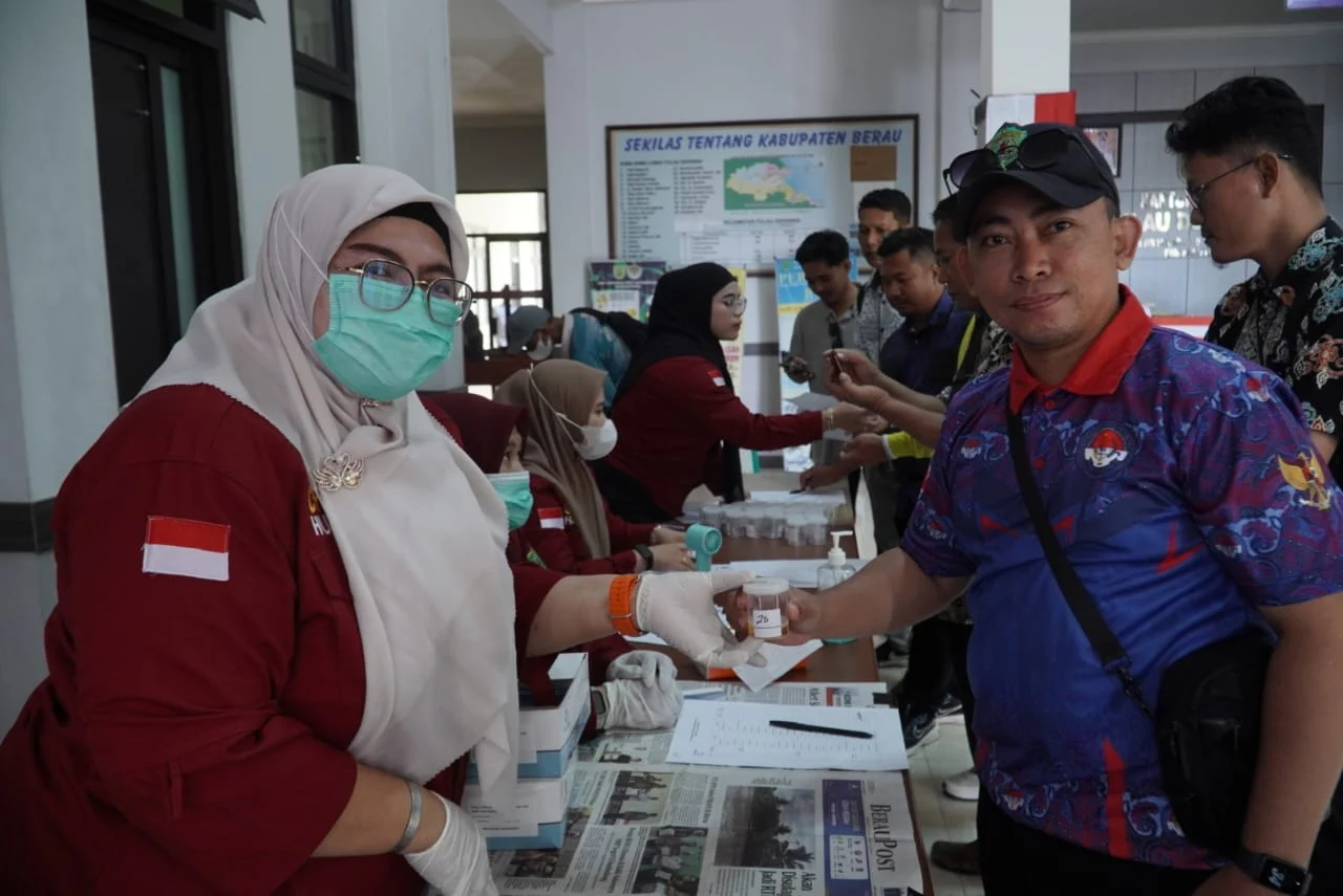 Antisipasi Narkoba Masuk Birokrasi, Puluhan Aparatur Kampung di Kecamatan Pulau Derawan Jalani Tes Urine