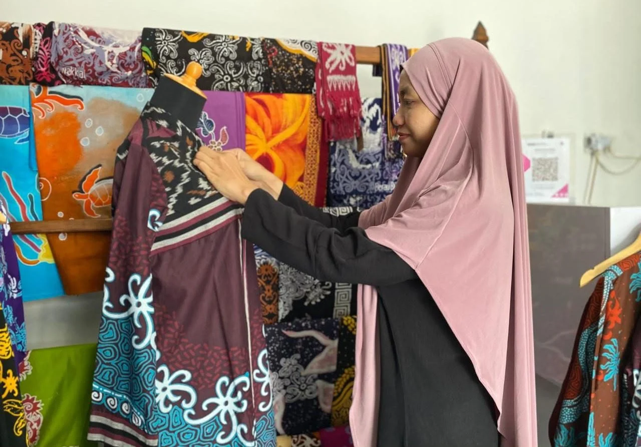 Pemilik Rumah Batik Berau, Roly Evanali, memperlihatkan batik hasil produksinya. (Diva/BT)