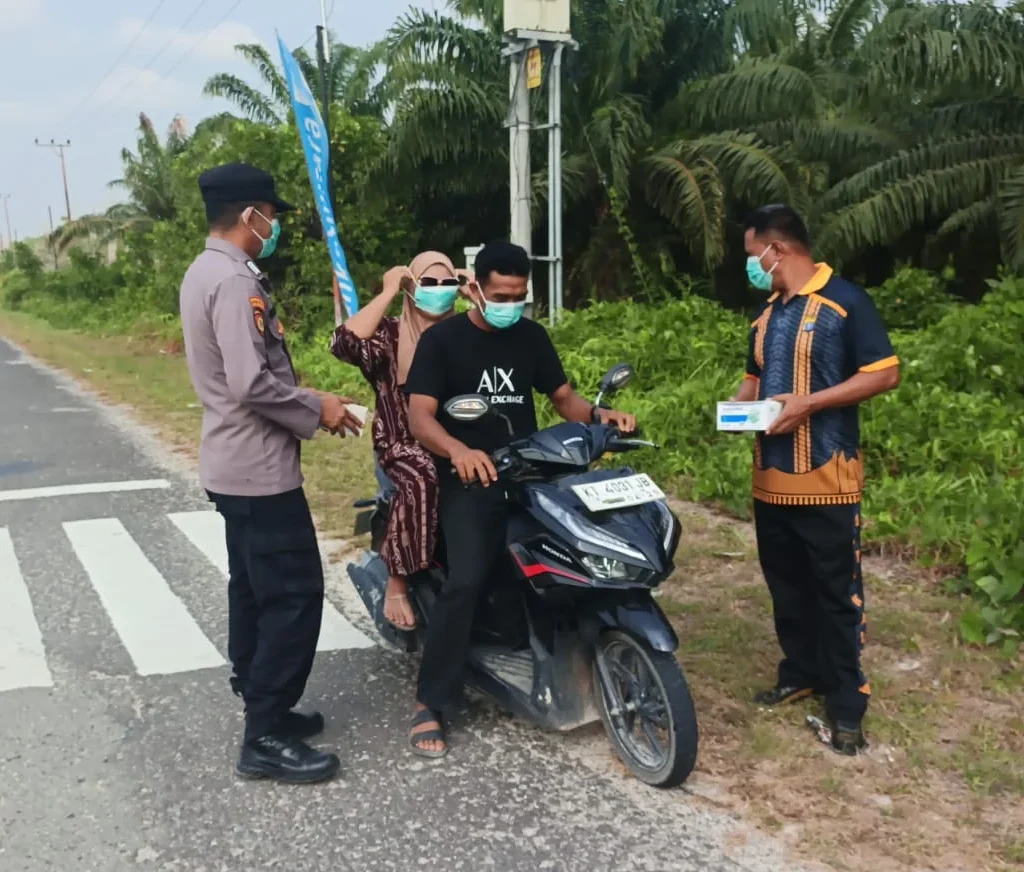 Jajaran Polsek Pulau Derawan membagikan masker kepada pengguna jalan untuk antisipasi kabut asap akibat karhutla Berau, Jumat (21/8/2026).