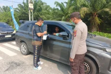 Kabut Asap di Berau Mulai Menebal, Polsek Pulau Derawan Bagikan Masker ke Pengguna Jalan