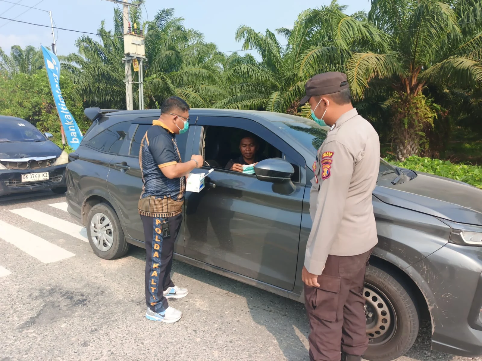 Kabut Asap di Berau Mulai Menebal, Polsek Pulau Derawan Bagikan Masker ke Pengguna Jalan