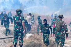 Yonarmed 18/Buritkang Bergerak Bantu Pemadaman Karhutla di Labanan Makmur