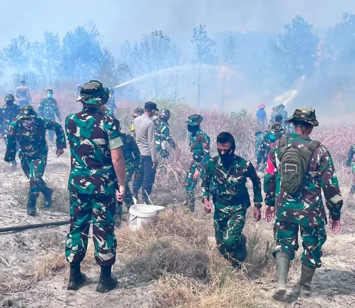 Yonarmed 18/Buritkang Bergerak Bantu Pemadaman Karhutla di Labanan Makmur