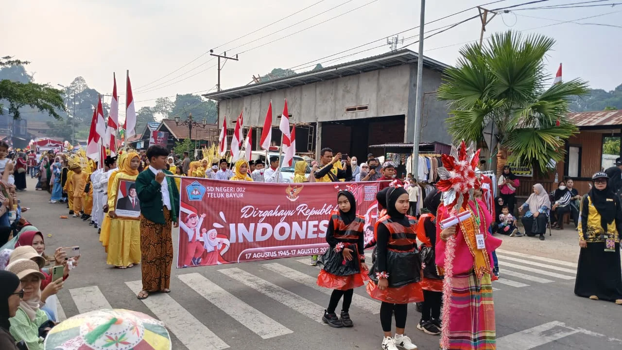 Semarak Pawai Budaya di Teluk Bayur yang diikuti antusias warga pada Sabtu (22/8/2026) pagi. (Adrikni/BT)