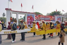 Dikepung Kabut Asap Karhutla, Pawai Budaya Teluk Bayur Tetap Meriah Meski Rute Dipangkas