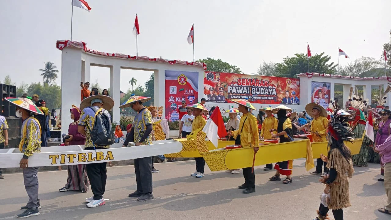 Dikepung Kabut Asap Karhutla, Pawai Budaya Teluk Bayur Tetap Meriah Meski Rute Dipangkas