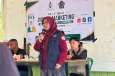 Mahasiswa KKN UMB dan Diskoperindag Berau Dorong UMKM Buyung-Buyung Melek Digital