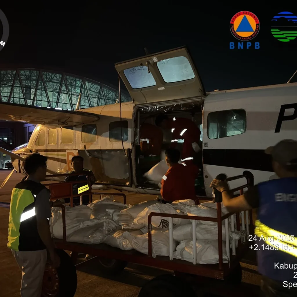 Bahan bibit modifikasi cuaca mulai diangkut pesawat milik BNPB, Senin (24/8/2026) malam.
