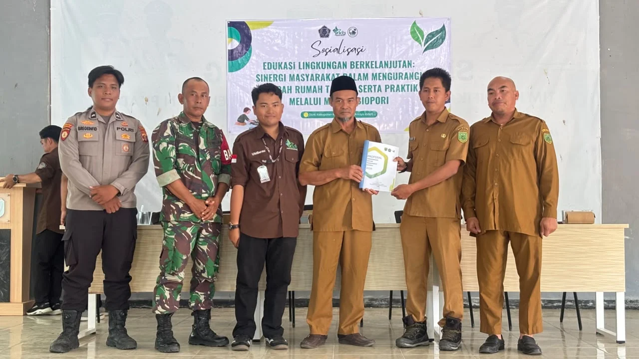 KKN Kayu Indah dan DLHK Berau Edukasi Warga Kelola Sampah Rumah Tangga lewat Biopori
