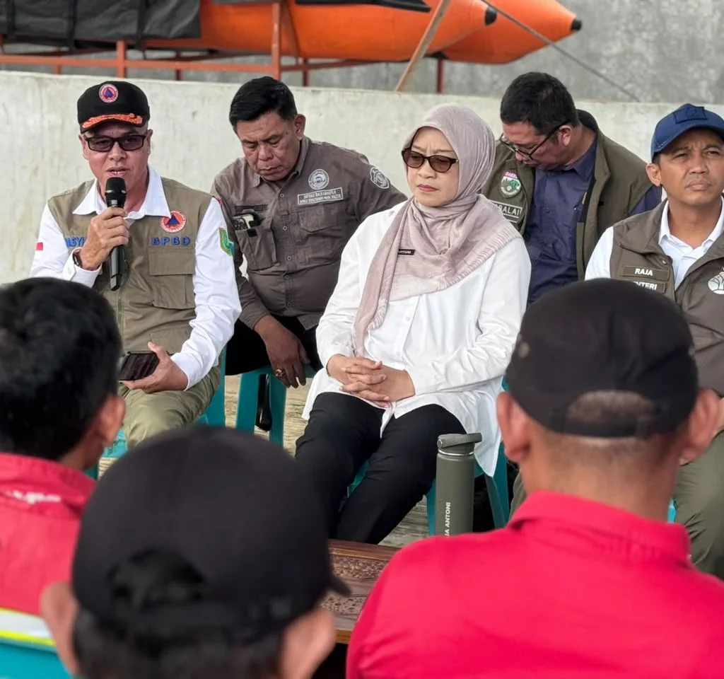 Kepala BPBD Berau, Masyhadi Muhdi, bersama Menteri Kehutanan Raja Juli Antoni dan Sekprov Kaltim Sri Wahyuni, Rabu (26/8/2026). (ZUHRIE/BT)