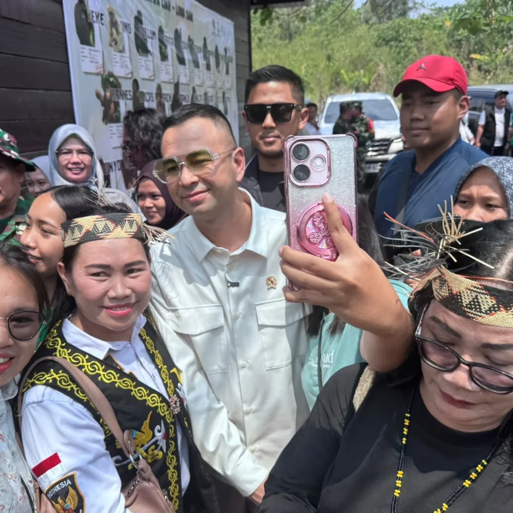 Utusan Khusus Presiden, Raffi Ahmad, diajak swafoto warga Berau.