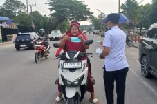 Lindungi Warga dari Kabut Asap Karhutla Berau, Forkopimcam Teluk Bayur Bagikan 1.500 Masker Gratis