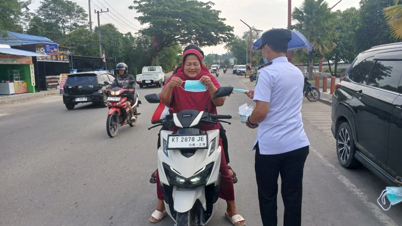 Lindungi Warga dari Kabut Asap Karhutla Berau, Forkopimcam Teluk Bayur Bagikan 1.500 Masker Gratis