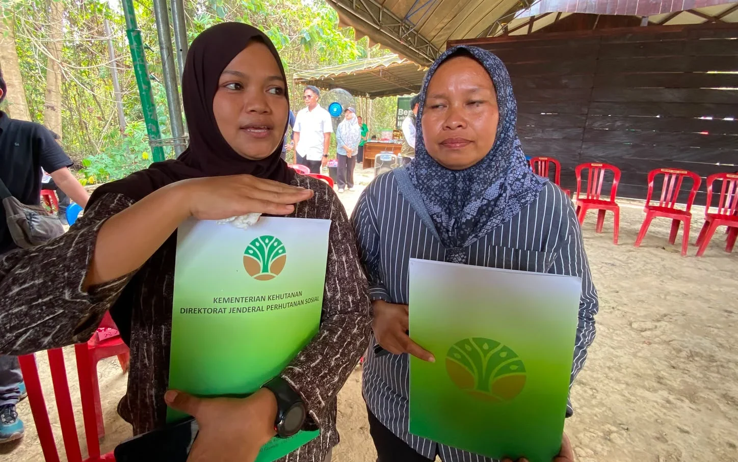Warga penerima SK Perhutanan Sosial dari Kementerian Kehutanan.