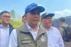 Amankan 87 Ribu Hektare Rumah Orangutan, Menhut Raja Juli Serahkan SK Landscape Karahitan di Berau