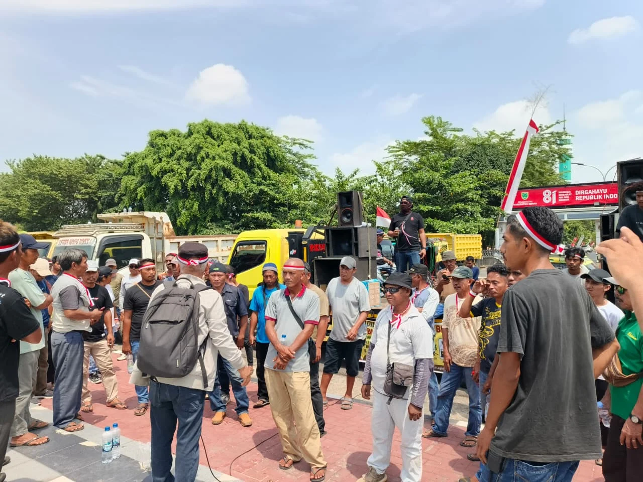Puluhan sopir truk saat berdemo di depan Kantor Bupati Berau, Kamis (27/8/2026).