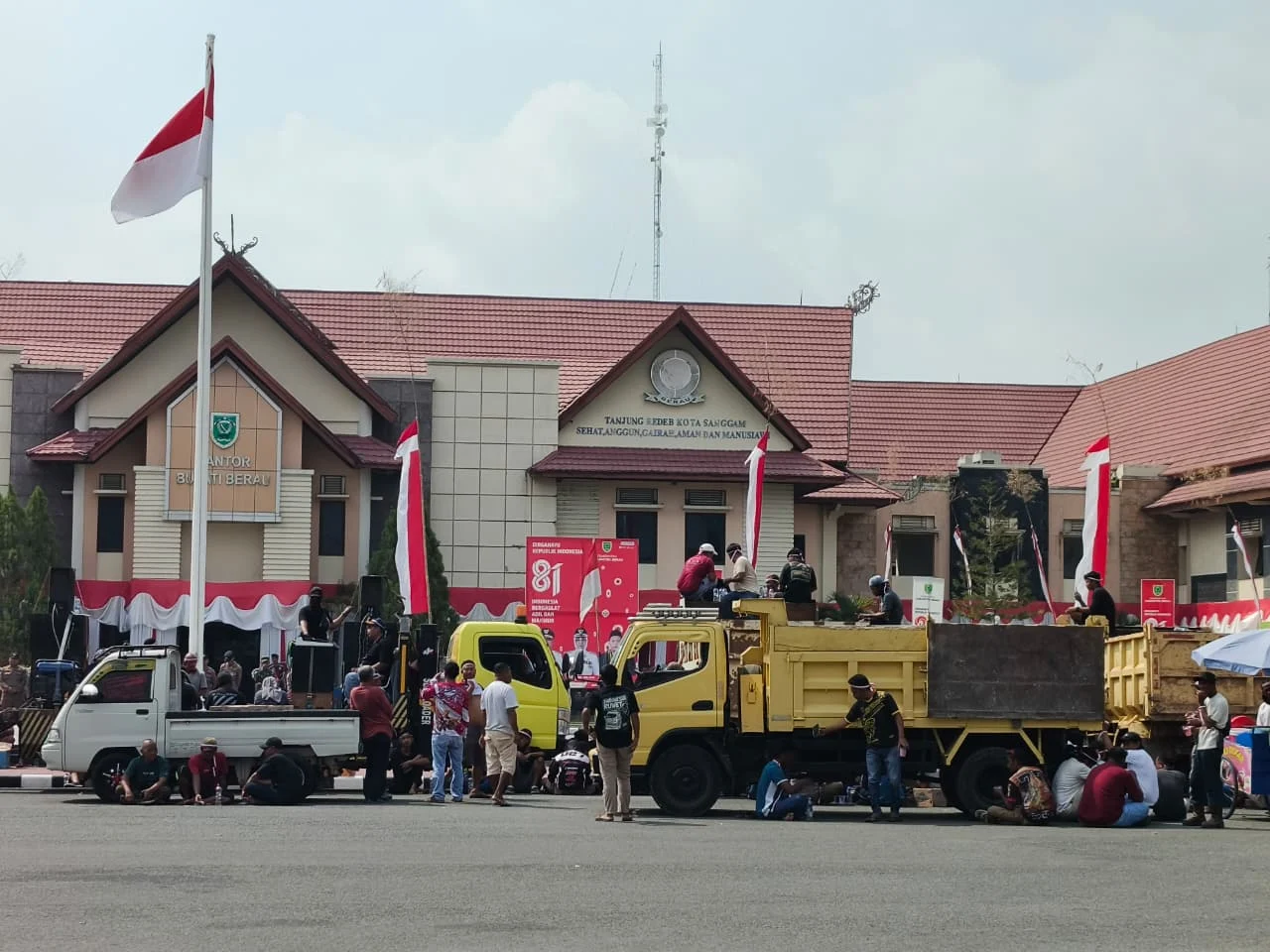 Puluhan sopir truk saat berdemo di depan Kantor Bupati Berau, Kamis (27/8/2026).