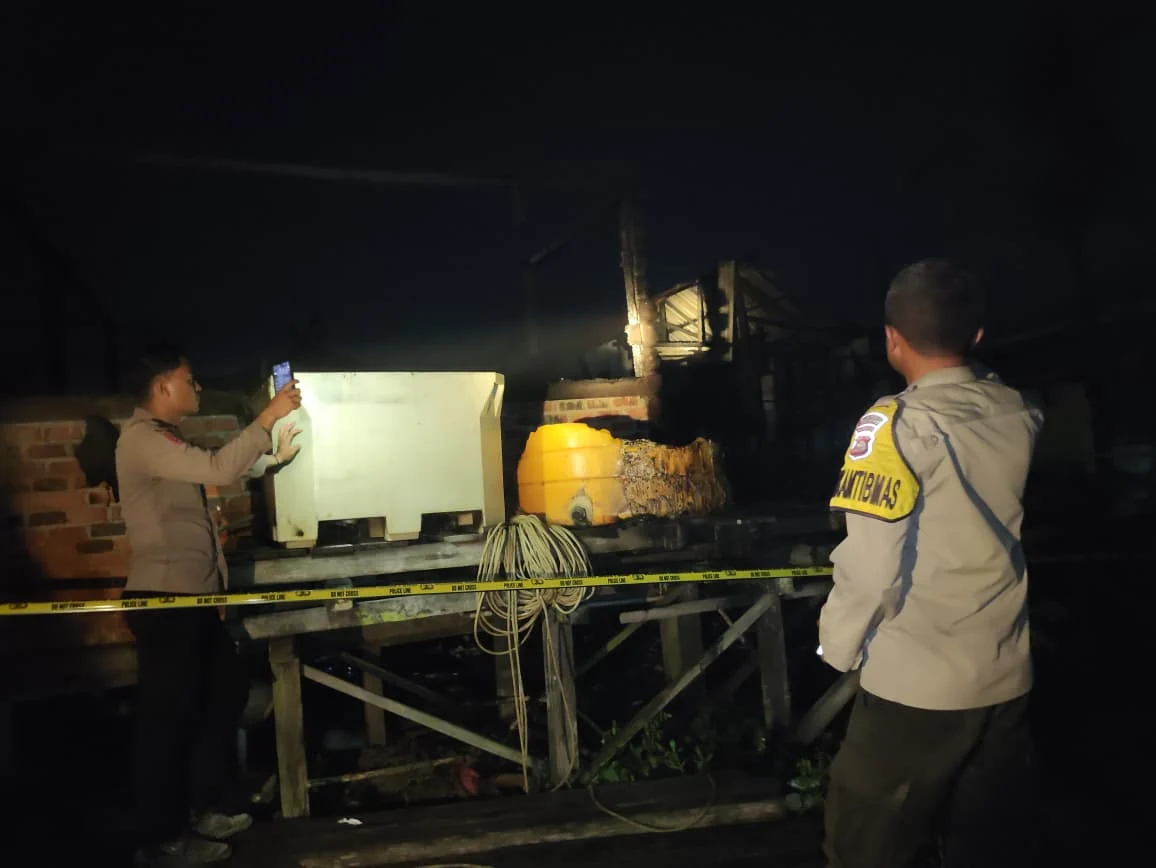 Kondisi rumah usai kebakaran di Jalan Pattimura RT 004, Kampung Kasai, Kecamatan Pulau Derawan, Kamis (27/8/2026) malam.