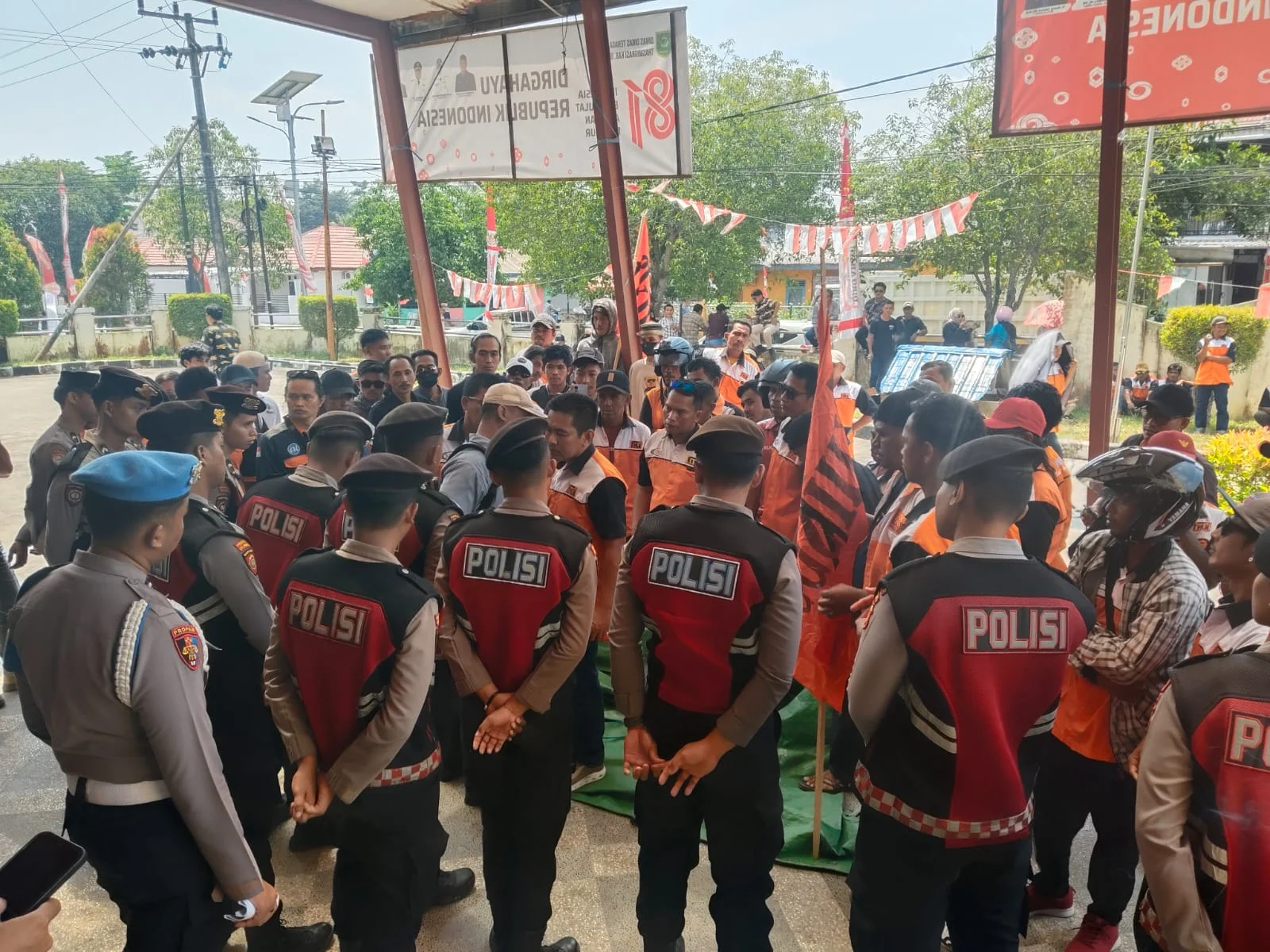 Tuntut Hak 3 Pekerja di Berau, Ratusan Buruh Segel Kantor Pengawas Disnaker Kaltim