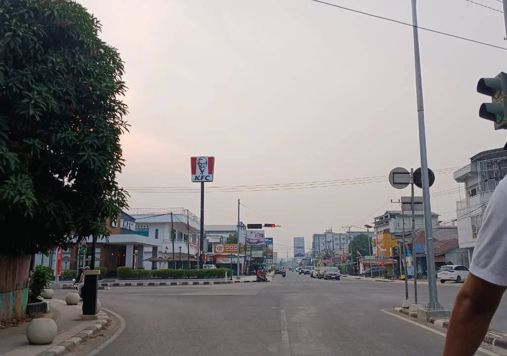 Kabut asap selimuti Tanjung Redeb, Sabtu (29/8/2026) sore. (Adrikni/BT)