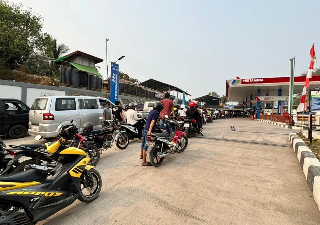 Antrean BBM di SPBU Sambaliung.