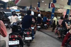BBM Eceran Langka-Antrean SPBU Mengular, Warga Berau Ngeluh Sulit Aktivitas