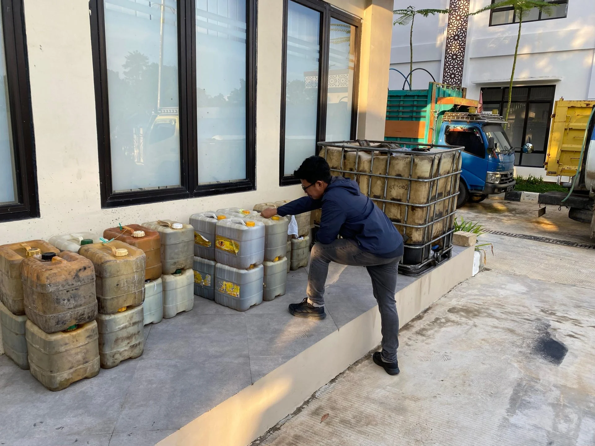 Jangan Berani Timbun BBM! Polres Berau Ringkus 5 Tersangka dan Sita Ribuan Liter Solar-Pertalite