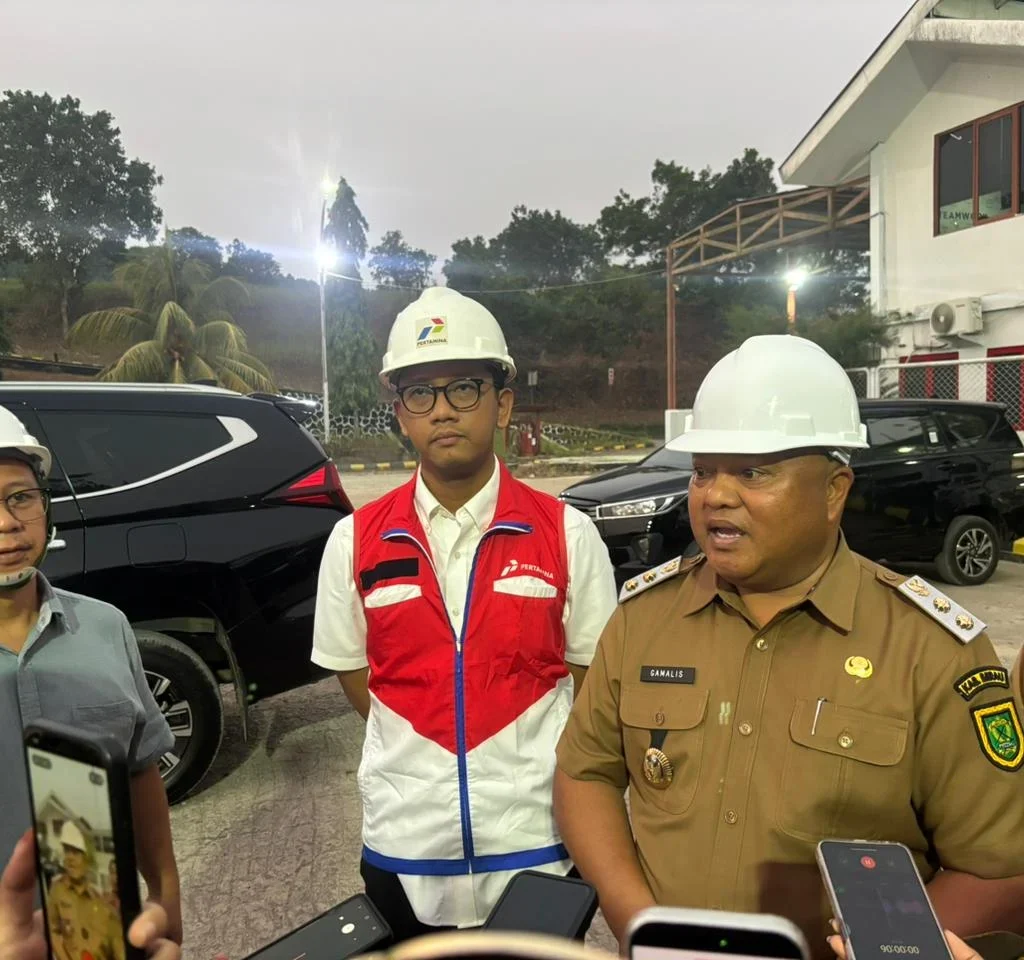 Wakil Bupati Berau, Gamalis, dan Pertamina usai mengadakan pertemuan membahas permasalahan antrean BBM, Senin (31/8/2026). (Adrikni/BT)