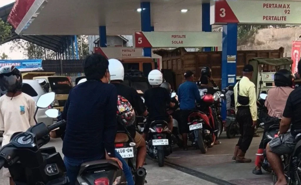 Pengendara saat antre mengisi BBM di SPBU milik Pertamina di Berau (Zuhrie/BT)