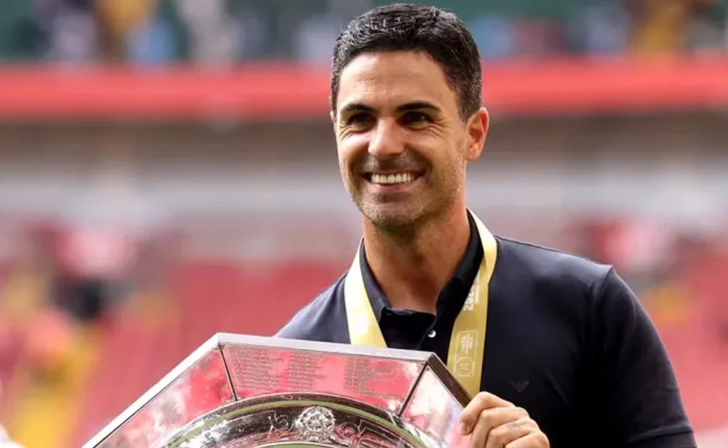 Pelatih Mikel Arteta saat mengangkat trofi Community Shield usai mengalahkan Manchester City (arsenal.com)