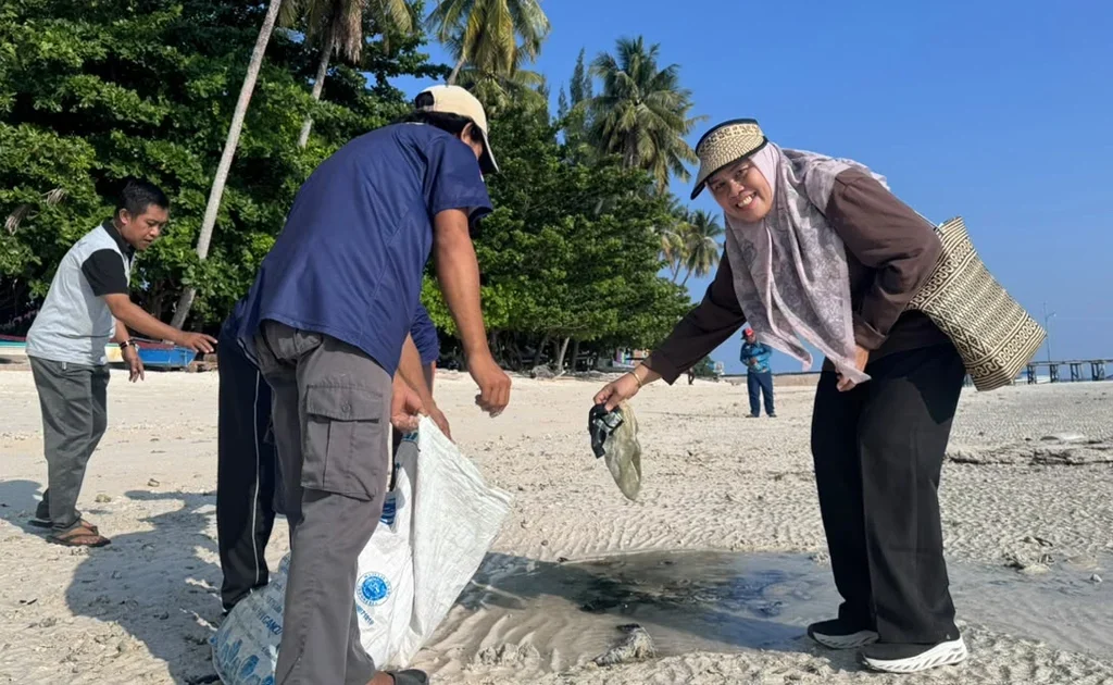 Aksi pembersihan pesisir pantai di Pulau Maratua, Berau (Zuhrie/BT)