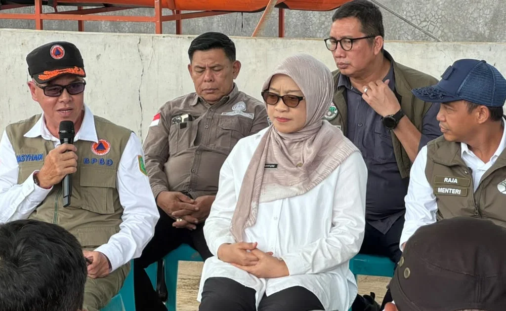 Kepala Pelaksana BPBD Berau Masyhadi Muhdi memberi laporan situasi karhutla kepada Menhut Raja Juli Antoni (Zuhrie/BT)
