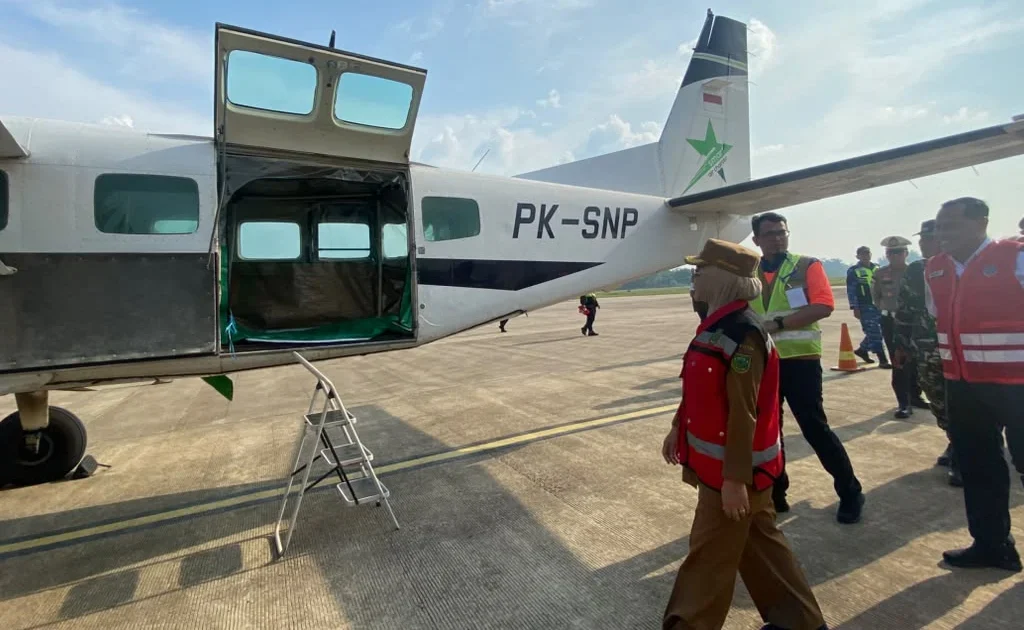 Bupati Berau Sri Juniarsih saat meninjau persiapan OMC atasi karhutla Berau di Bandara Kalimarau (Diva/BT)