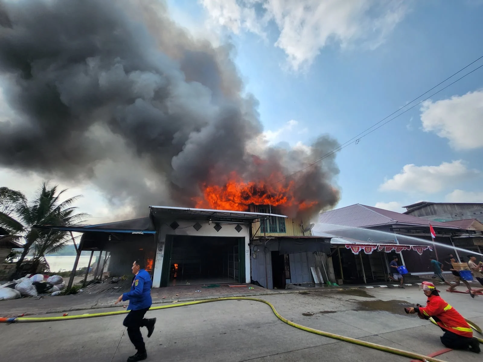 Si Jago Merah Kembali Berkobar di Jalan Milono, Pemadaman Masih Berlangsung