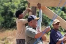 Kerja Bareng Warga, Wabup Berau Ikut Bangun Ruang Kelas SDN 001 Birang Filial