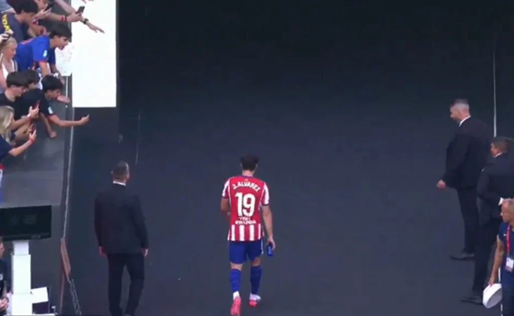 Julian Alvarez saat meninggalkan Metropolitano Stadium kandang Atletico Madrid (X/@LaLigaEN)