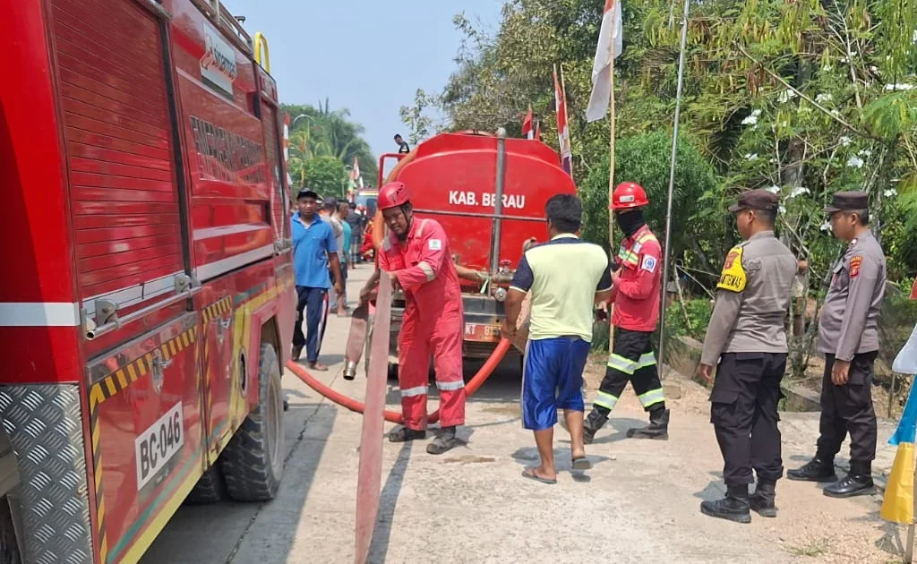 Personel Damkar Berau saat proses memadamkan kebakaran di Kampung Tasuk, Gunung Tabur, Berau (Ist)