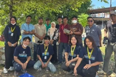 Mahasiswa KKN UGM Ajak Warga Biduk-biduk Berau Olah Limbah Sampah Jadi Eco Paving Block