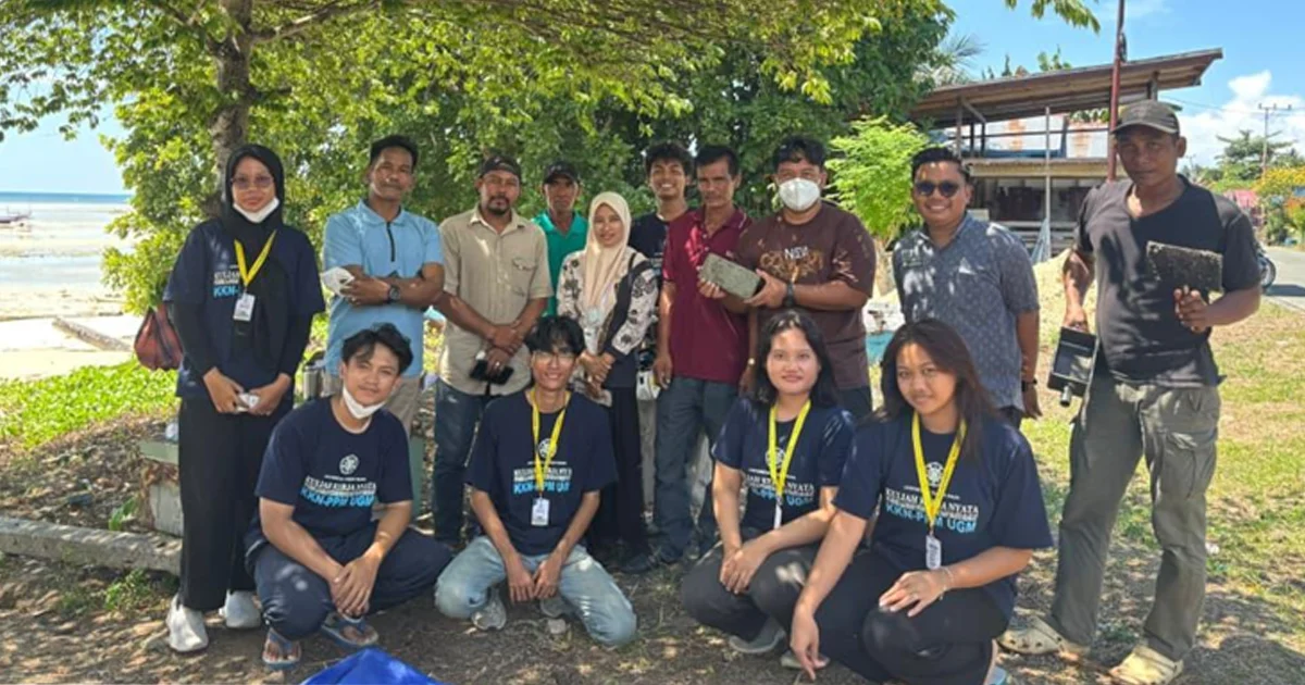 Mahasiswa KKN UGM Ajak Warga Biduk-biduk Berau Olah Limbah Sampah Jadi Eco Paving Block