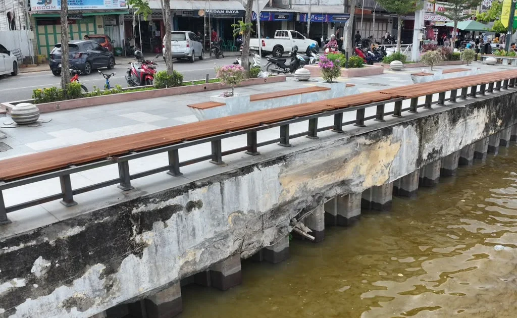 Kondisi turap Tepian Ahmad Yani, Tanjung Redeb, Berau usai terserempet oleh kapal logistik (Ist)