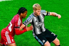 Newcastle Larang Lewis Hall Pindah ke Manchester United