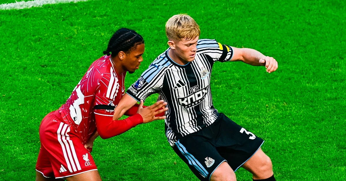 Newcastle Larang Lewis Hall Pindah ke Manchester United
