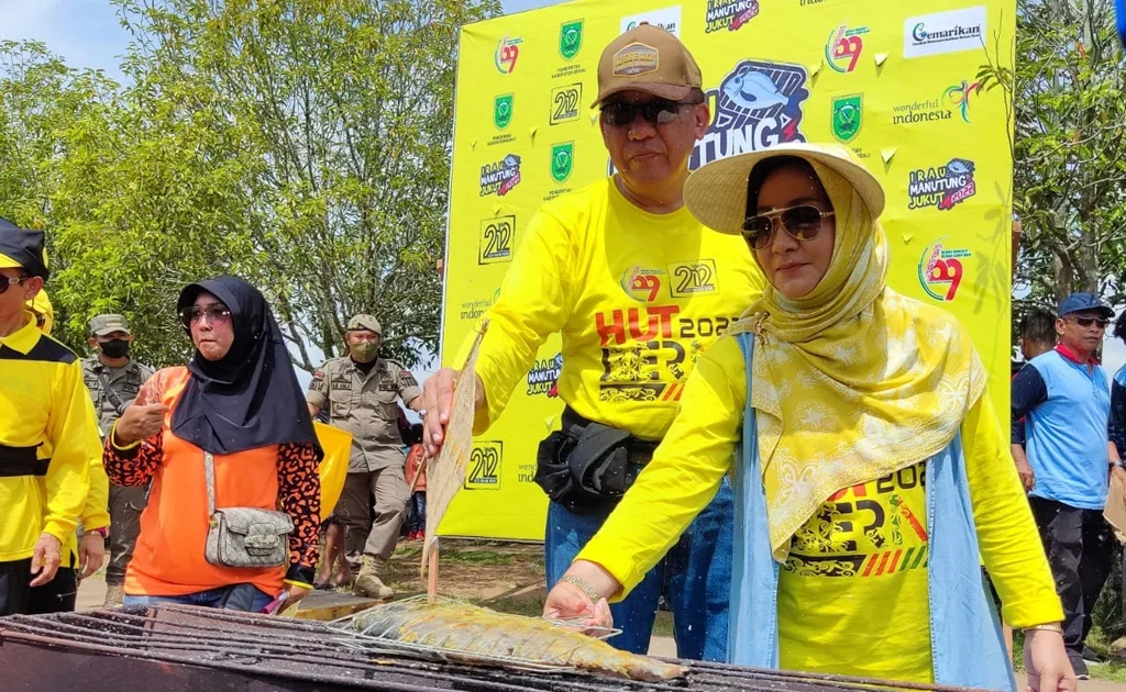 Bupati Berau Sri Juniarsih di acara Festival Manutung Jukut (Ist)